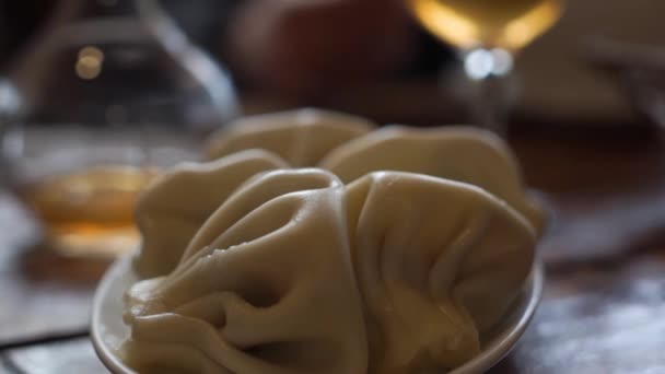 Närbild av spinning plattan av läckra khinkali dumplings kryddat med chilipeppar — Stockvideo
