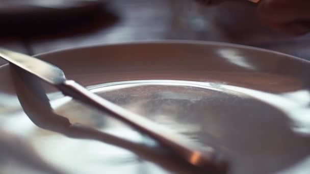 Luz moviéndose sobre cuchara de plata, tenedor y cuchillo en plato blanco, escenario de cena o escena abierta para comida restaurante o cocina concepto de cocina — Vídeos de Stock