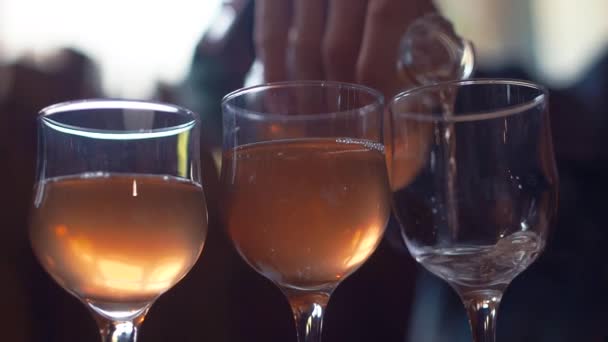 Derramando um copo de vinho de uma garrafa em uma mesa de restaurante — Vídeo de Stock