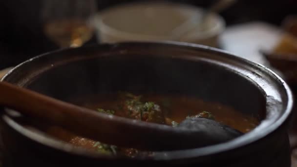 Una deliciosa sopa de carne caliente georgiana con hierbas recién traídas a la mesa . — Vídeo de stock