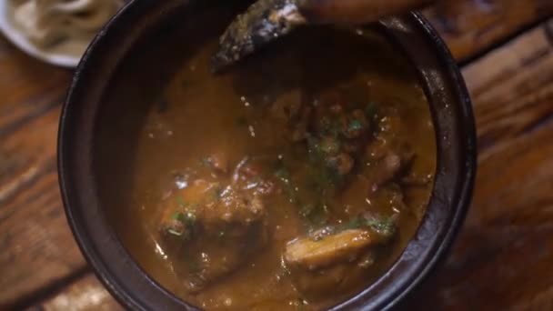 Una deliciosa sopa de carne caliente georgiana con hierbas recién traídas a la mesa . — Vídeos de Stock
