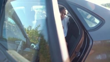 Seksi genç kadın retro arabada koltukta yatan ve kenara bakarak