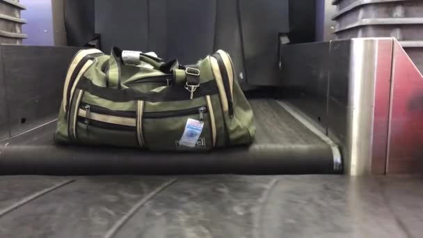 Bagage tassen in beweging bij aankomst Bagage gordel in de luchthaven Bagage carrousel zit vol met tassen — Stockvideo