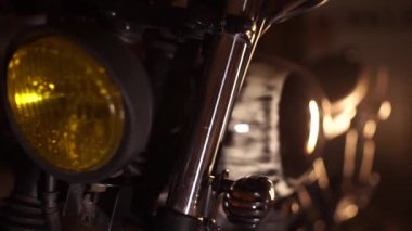 Klasik Motosiklet gümrük garajda. Motosiklet motoru ve far Close-up. Vintage tarzı kafe yarış motosiklet. Tam bir rock tanrısı yaşam tarzı ve adam hobi. Motosiklet arka plan. Vintage motosiklet