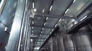 Büyük paslanmaz çelik şarap damıtma tankları. Şarap ve bira fermantasyonu için Silo. Şarap fabrikasındaki şarapların fermantasyon için çelik varil .