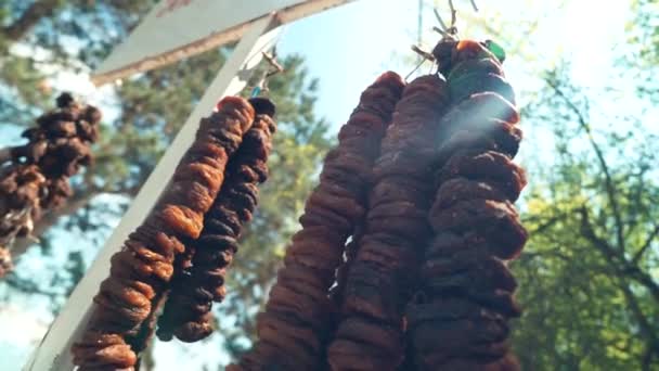 Närbild av torkade fikon på marknaden — Stockvideo