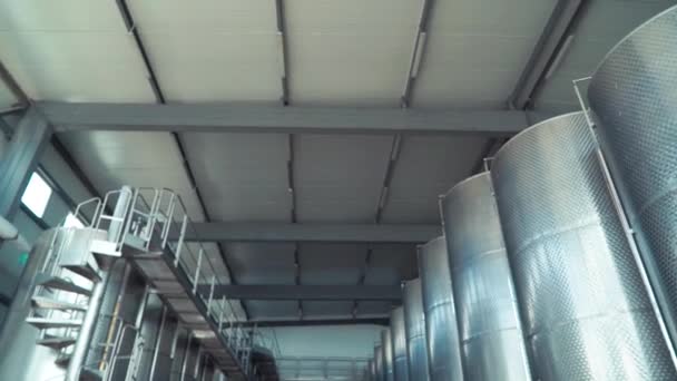 Grandes tanques de destilação de vinho de aço inoxidável. Silos para fermentação de vinho e cerveja. Barris de aço para fermentação de vinho em fábrica de enólogos  . — Vídeo de Stock