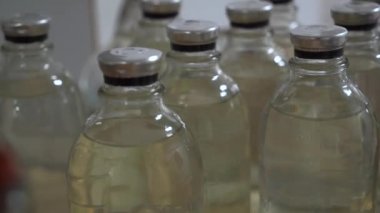 Terk edilmiş bir hastanede bilinmeyen bir maddeye sahip ürpertici gemiler.