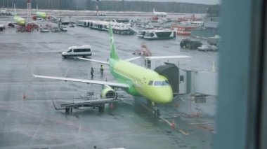 Rusya. Moskova. 07 Mart 2019: uçağa doğru cam duvarlı Jet Köprüsü hareket, kol ile kapı ile bağlanır.