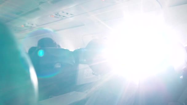 乗客は飛行機で眠り、酔った男は飛行機の中で眠る — ストック動画