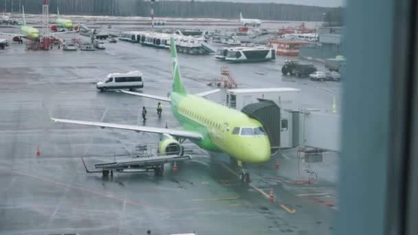 RUSSIA. MOSCOW. MARCH 07, 2019: Glass walled jet bridge move toward airplane, connects with door by sleeve. — Stock Video