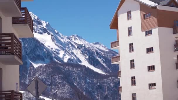 Resor ski gunung dengan salju di musim dingin. Hotel Rosa ski inn. Rosa Khutor, Sochi, Russia.05 Maret 2019 . — Stok Video