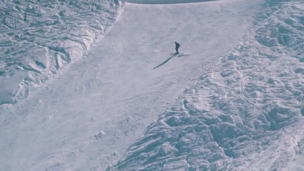 Experto macho esquí nieve profunda en polvo en las montañas — Vídeos de Stock