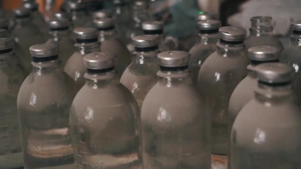 Vasos assustadores com uma substância desconhecida num hospital abandonado . — Vídeo de Stock
