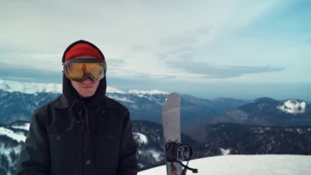 Сноубордист на вершині гори — стокове відео