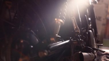 Gümrük garajında klasik motosiklet. Klasik kafe yarış motosikleti. Rockabilly yaşam tarzı ve erkek hobisi. Motosiklet geçmişi. Klasik motosiklet.