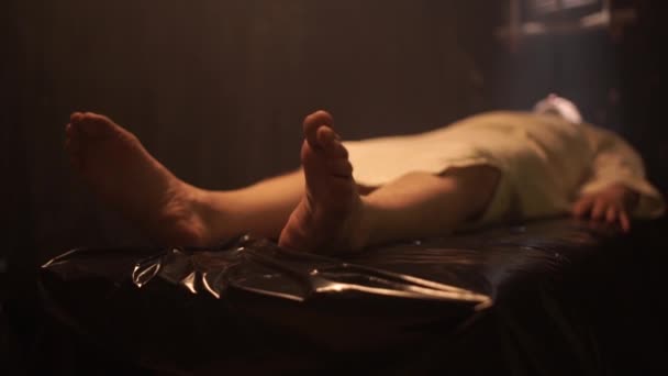 Mrtvé mužské tělo stanovené na pitevním stole se vrací k životu — Stock video
