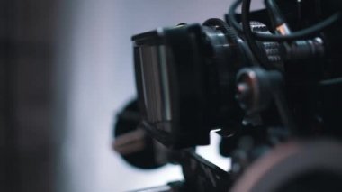 kamera anamorfik lens. Film çekimi ve film yapımı. Profesyonel film ekipmanları. Filmin setinde kamera.