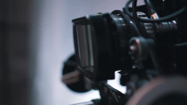 Anamorfní čočku na kameře. Natáčení a filmování. Profesionální filmové vybavení. Kamera na soubor filmu. — Stock video