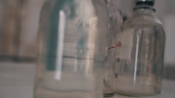 Vasos espeluznantes con una sustancia desconocida en un hospital abandonado . — Vídeo de stock