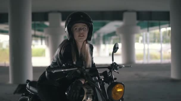 Stadtporträt eines schönen kaukasischen Mädchens auf einem Motorrad. Wunderschöne blondie weiblich in Lederjacke — Stockvideo