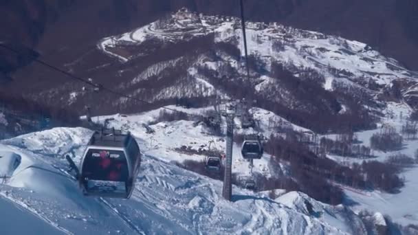 Sochi, Ruská federace březen 02, 2019: železnice lanovkou v lyžařském středisku Sochi, Roza Khutor — Stock video