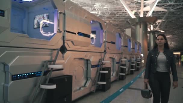 Meisje kiest Capsule Hotel op de luchthaven. Klant in capsule hotel — Stockvideo