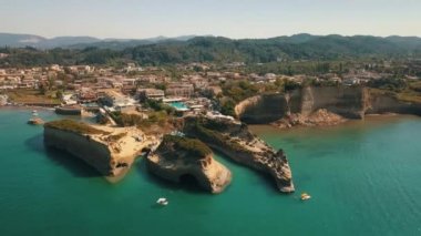 Hava drone kuşlar göz görünümü sidari bölgesinde Canal d Amour ikonik beyaz kaya volkanik oluşumları video, Yunanistan