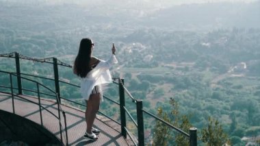 Kadın Şehir Creece Korfu Üzerinde Gözlem Güvertesinde Duran telefon ile fotoğraf çekin