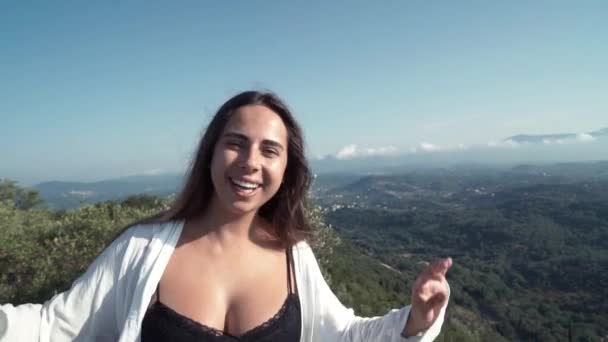 Mladá šťastná Bloggerová ženská nahrávací zařízení selfie video a mluvení na kameru během pěší turistiky na vrcholu hory. životní styl cestovní vlog záběr. — Stock video