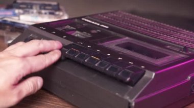 Mans el retro bant Taşınabilir Vintage Ses Kaset Kaydedici içine ses kaseti ekleme