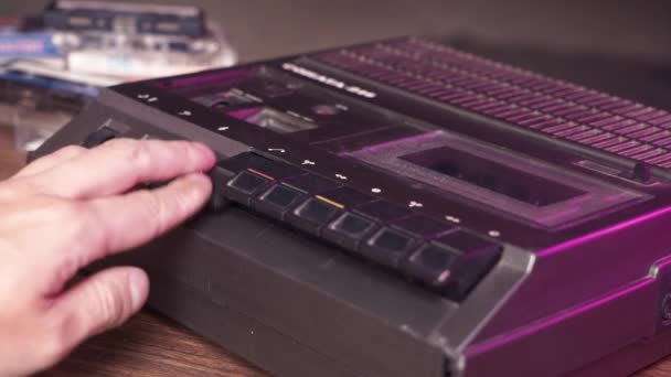 Mans mano insertando el cassette de audio en la cinta retro portátil Vintage Audio Cassette Recorder — Vídeo de stock