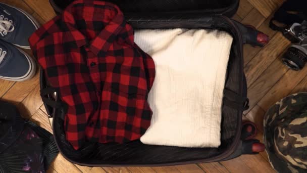 Man händer är snabb packning resväska för en resa. Man drömmer om Travell. Sommarkläder, pass med pengar och Dykmask med snorkel. Uppifrån och — Stockvideo