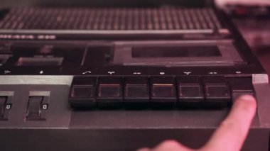 Düğmeye bir kayıt cihazı, Play, Stop, Rec, ff, üzerinde Rew. Yakın çekim. Adam parmak oynatma kontrol düğmeleri vintage ses kaset çaların presler.
