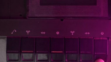 Düğmeye bir kayıt cihazı, Play, Stop, Rec, ff, üzerinde Rew. Yakın çekim. Adam parmak oynatma kontrol düğmeleri vintage ses kaset çaların presler.