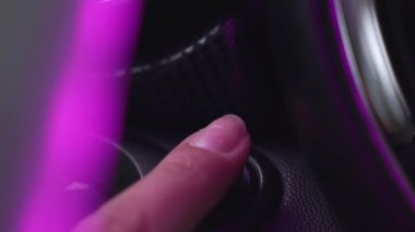 Kadın parmak üzerinde modern otomatik araba motoru Başlat Durdur düğmesine basarak kapatın