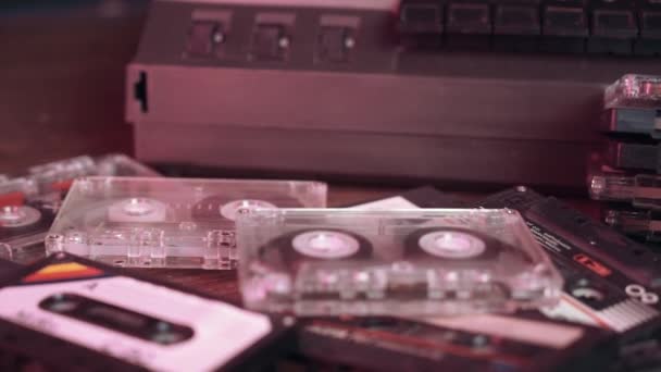 Starý retro audio přehrávač a mnoho různých starých retro zvukových kazeet na stole — Stock video