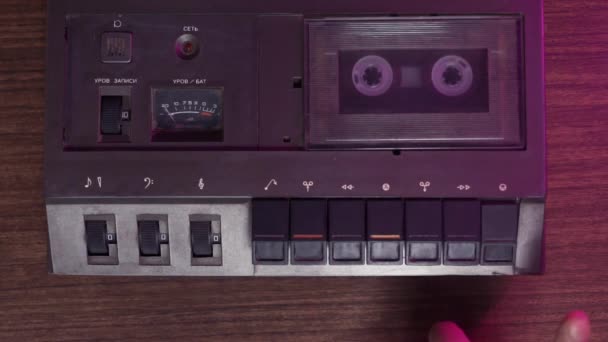 Knop te duwen op een bandrecorder, Play, Stop, Rec, ff, Rew. Close-up. Man vinger persen afspeelknoppen controle op vintage audio cassette-speler. — Stockvideo