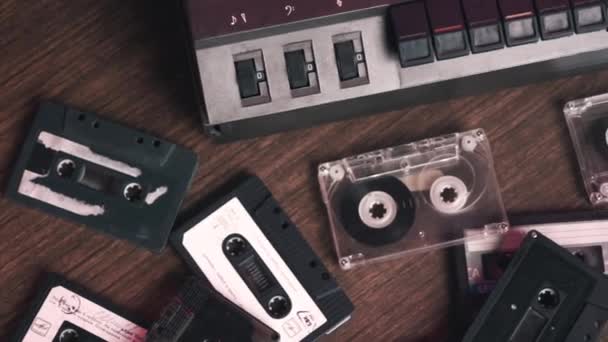 Alter Retro-Vintage-Audioplayer und viele verschiedene alte Retro-Audiokassetten auf dem Tisch — Stockvideo