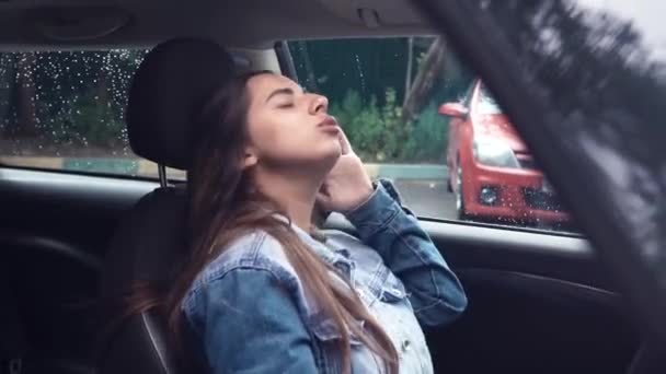 Das Mädchen fährt Auto, ist gut gelaunt, singt und tanzt — Stockvideo