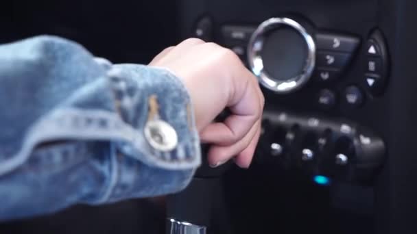 Primo piano del cambio manuale del conducente femminile nella vettura di lusso prima della guida. Vista interna dell'auto nera, donna seduta sul sedile del conducente che sposta la manopola del cambio per guidare l'auto — Video Stock