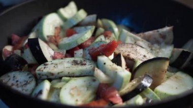 Karışık olan bir tavada kızartma renkli buğulama sebze görünümüne yakın. Yemek pişirme süreci, sağlıklı yemekler, vejetaryen mutfağı. Lezzetli tat, ev yapımı yemek.