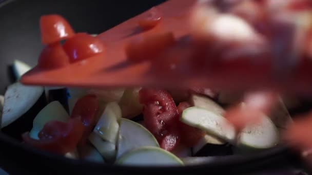 Vista de perto de verduras fumegantes coloridas que fritam em uma panela que se mistura e lança. Processo de cozinha, comida saudável, cozinha vegetariana. Sabor delicioso, prato caseiro. Movimento lento — Vídeo de Stock