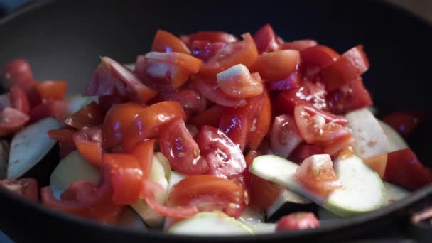 Vista de cerca de coloridas verduras humeantes freír en una sartén que se mezcla. Proceso de cocción, comida saludable, cocina vegetariana. Sabor delicioso, plato casero . — Vídeo de stock