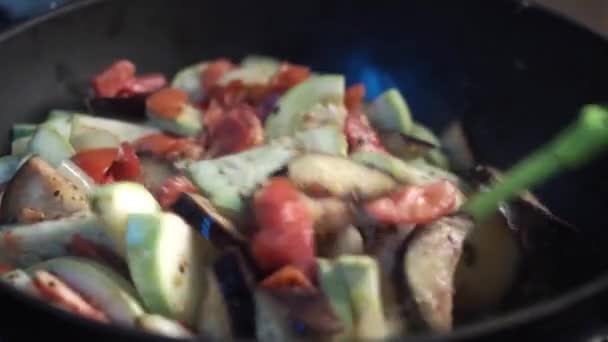 Close up view of colorful steaming vegetables frying on a pan being mixed. Cooking process, healthy food, vegetarian cuisine. Delicious taste, homemade dish. — Stock Video