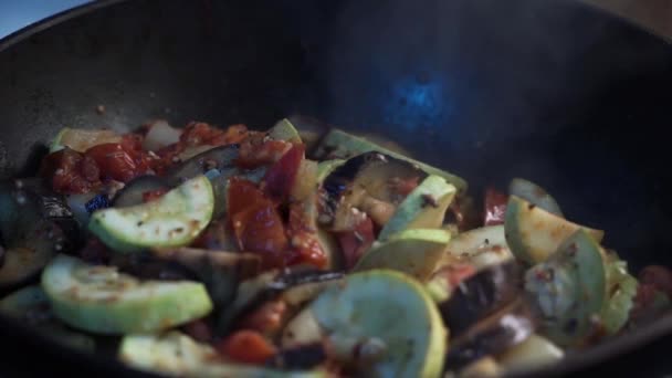 Vue rapprochée de légumes fumants colorés frire sur une poêle en cours de mélange. Processus de cuisson, nourriture saine, cuisine végétarienne. Délicieux goût, plat fait maison . — Video