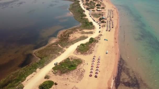 Vzdušné dronové video o jezeře Korštěpení, přírodní rezervaci a pláž Halikounas, ostrov Korfu, Jian, Řecko — Stock video