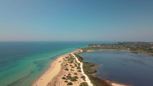 ハリコウナス、コルフ島、イオン、ギリシャの自然保護区とビーチの象徴的な湖の空中ドローンビデオ — ストック動画