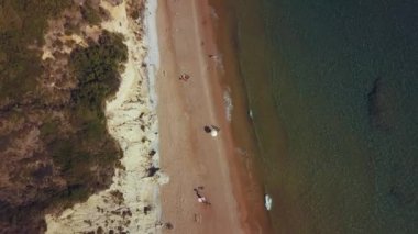 Ikonik çıplaklar plajı Korfu Yunanistan havadan drone video