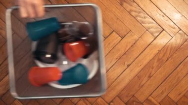 Plastik sofra tek kullanımlık sofra çöp düşüyor.